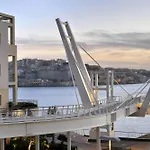 Stylish Penthouse Rooftop Hot Tub Harbour Views