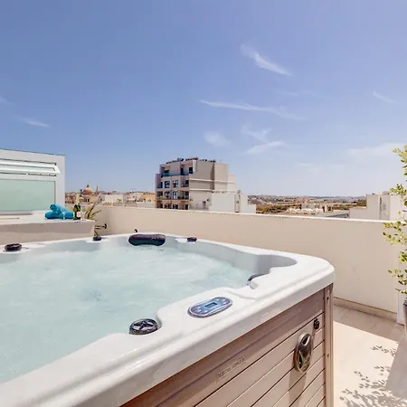 Stylish Penthouse Rooftop Hot Tub Harbour Views סליאמה