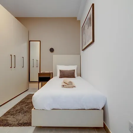 Stylish Penthouse Rooftop Hot Tub Harbour Views סליאמה