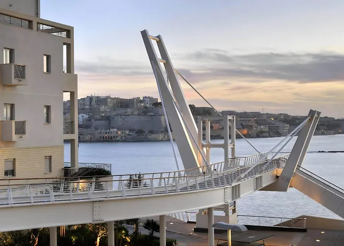Stylish Penthouse Rooftop Hot Tub Harbour Views