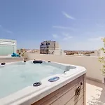 Stylish Penthouse Rooftop Hot Tub Harbour Views Sliema