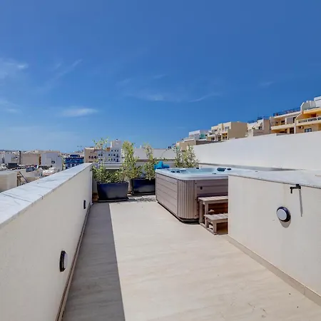 Stylish Penthouse Rooftop Hot Tub Harbour Views *