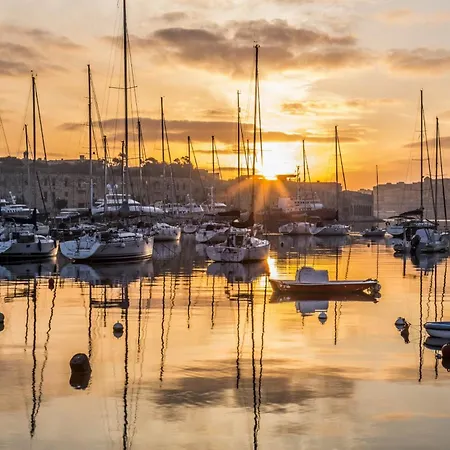 Stylish Penthouse Rooftop Hot Tub Harbour Views *