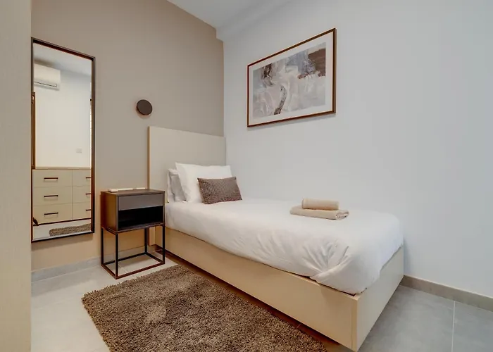 Stylish Penthouse Rooftop Hot Tub Harbour Views Sliema