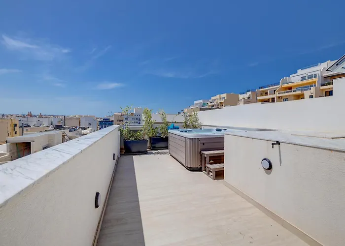 Stylish Penthouse Rooftop Hot Tub Harbour Views *